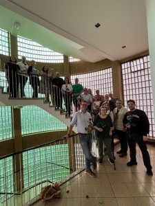 Neu gewählter Kreisvorstand der SPD Eimsbüttel steht auf einer Treppe