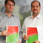 Dominik Lorenzen (Grüne) und Milan Pein (SPD) mit Koa-Vertrag